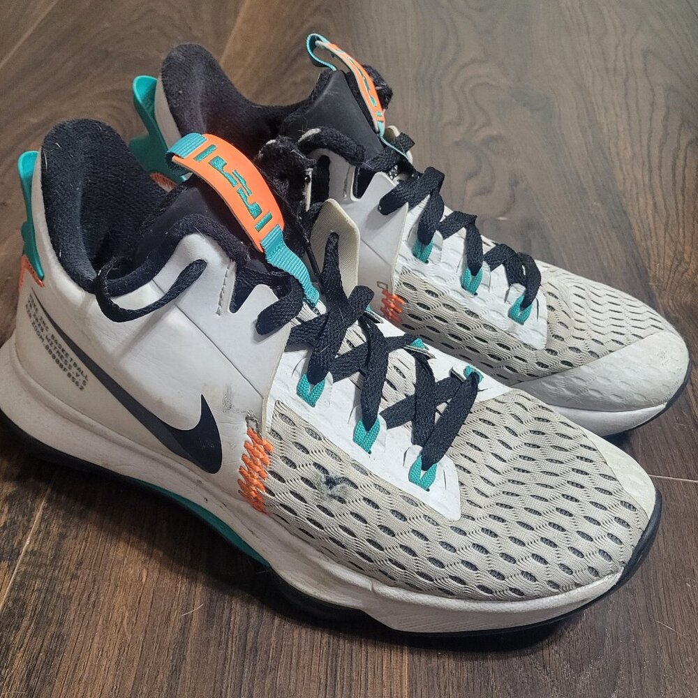 Lebron Witness 5 size 9.5 basketball shoes